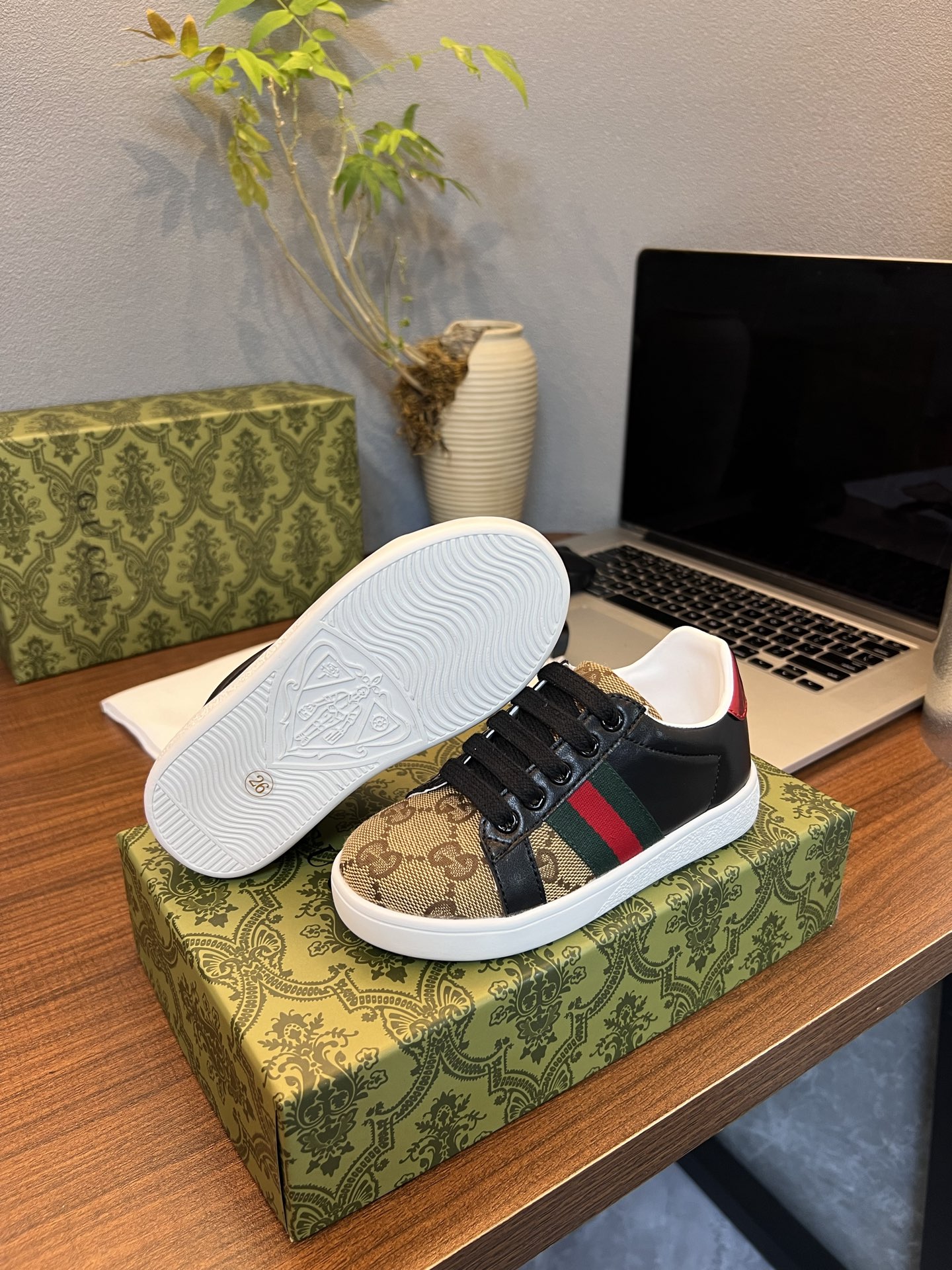 Children's shoes child